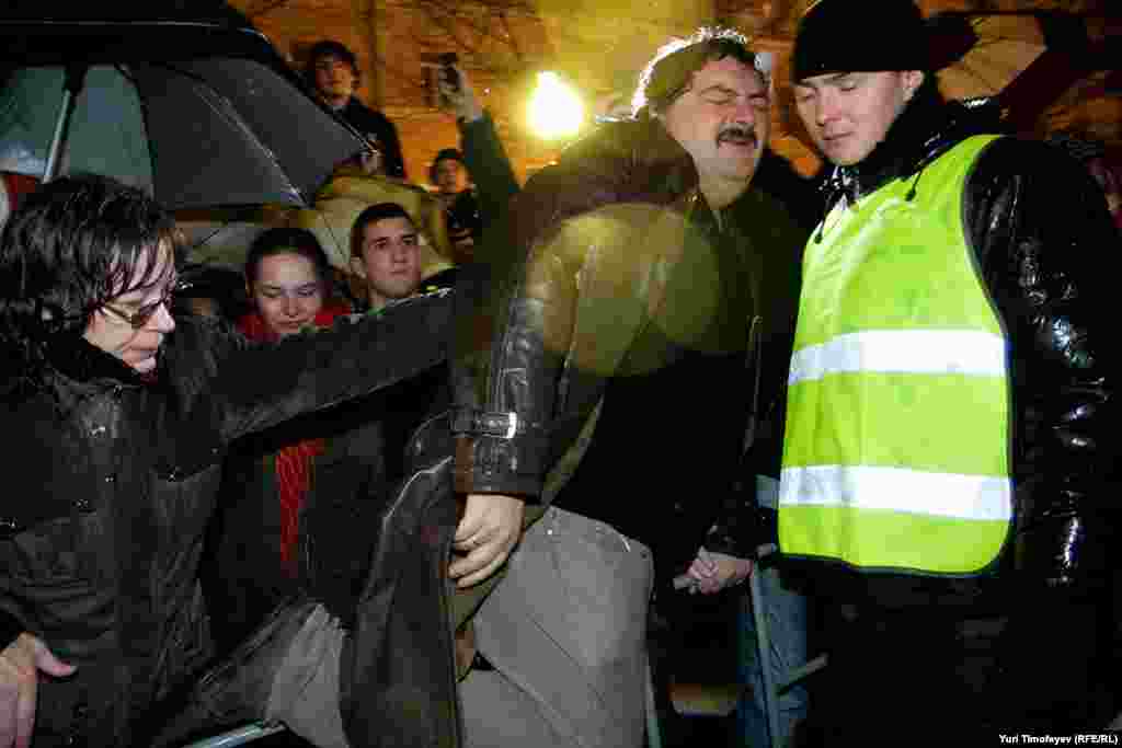 Дүшәмбе кичендә Мәскәүдә &quot;Сезнең сайлаулар &ndash; фарс!&quot; дигән каршылык чарасы үтте. &quot;Солидарность&quot; (&quot;Теләктәшлек&quot;) хәрәкәте оештырган чарада меңнәрчә кеше катнашты.