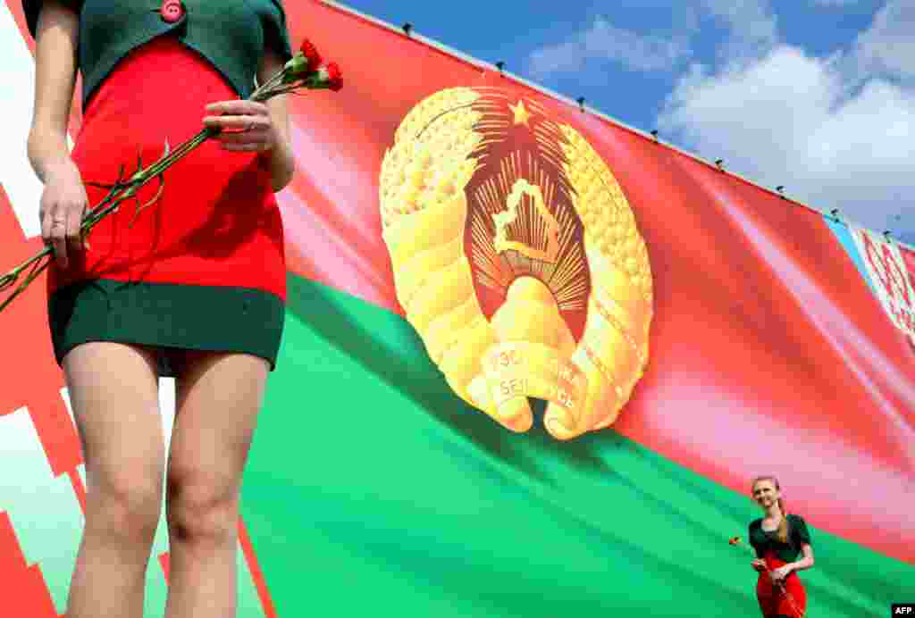 Білорусь &ndash; члени проурядового Білоруського республіканського союзу молоді (БРСМ) на першотравневому мітингу в Мінську, 1 травня 2013 року