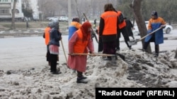 Душанбе шаарынын көчөлөрүндө иштеген аялдар. Архив