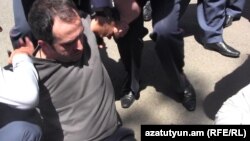 Полицейские подвергают привод Араика Петросяна, Ереван, 4 июня 2015 г.