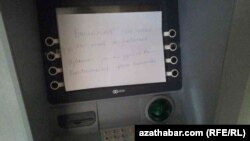 Bankomatyň işlemeýändigi barada bildiriş asylypdyr.