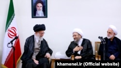 غلامحسین محسنی اژه‌ای (راست) در کنار رئیس قوه قضاییه و رهبر جمهوری اسلامی