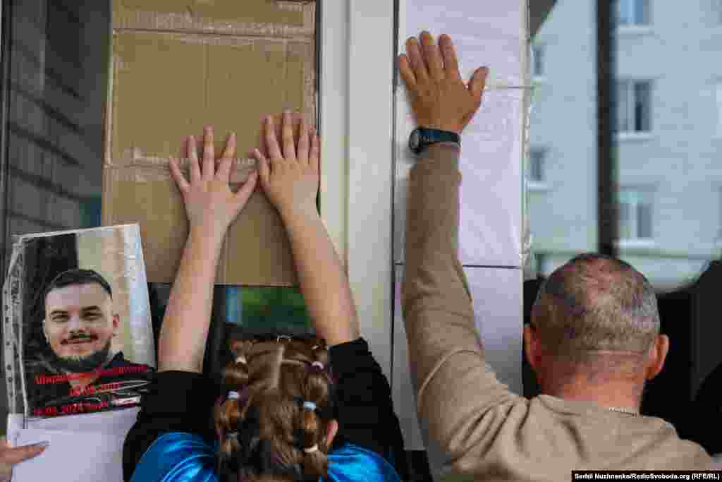 Рідні полонених показують звільненим з полону фото своїх близьких у надії, що когось впізнають