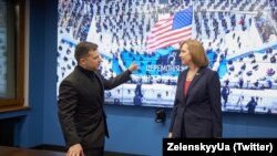 Президент України Володимир Зеленський (л) і тимчасова повірена у справах США в Україні Крістіна Квін сьогодні виступають на форумі, присвяченому COVID-19 (фото архівне)