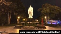 Памятник Неизвестному солдату на Набережной диоскуров