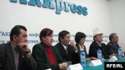 Қирғиз мухолифати вакиллари президент Бакиев мухолифат лидерларини таъқиб қилиш ва қамаш орқали Қирғизистонда диктаторлик режимига асос солаётганини таъкидламоқдалар.