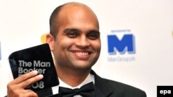 آدیگا چهارمین نویسنده ای است که با کتاب اول خود بوکر می گیرد. (عکس: epa)