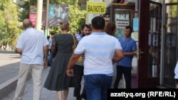 "Гарант" дүкені аумағында жүрген телефон сатушылары мен жүргіншілер. Шымкент, 20 қыркүйек 2017  жыл.