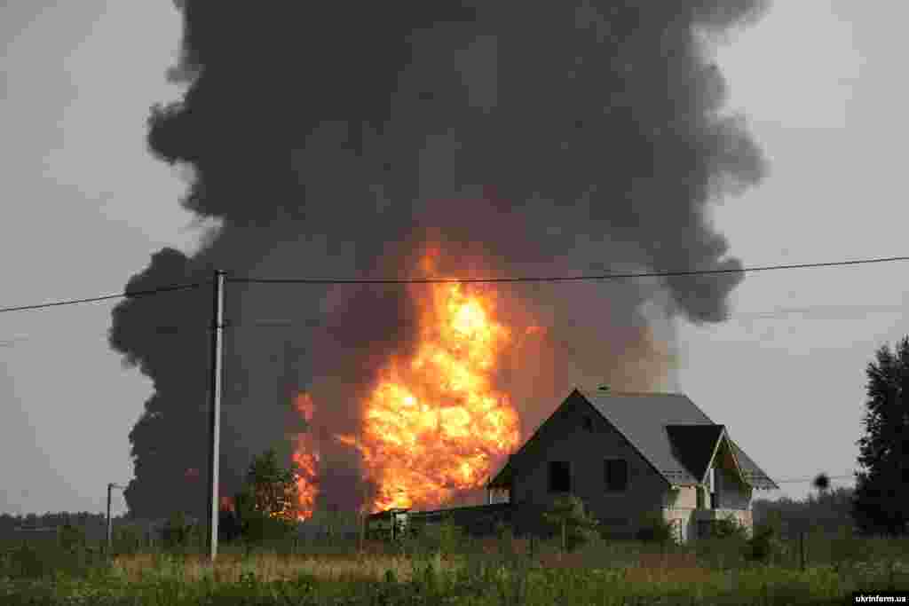 Поряд з нафтобазою розташовані житлові будинки