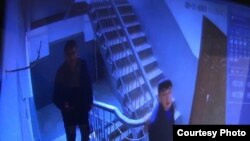 Канназар Ыдырысовду издеп келгендер. Байкоочу камерага түшүп калган видеодон алынган сүрөттү «Азаттыкка» Канназар Ыдырысов берген.