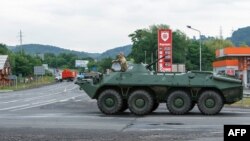 Техніка українських силовиків у селі Лавки поблизу Мукачевого, де триває спецоперація, 13 липня 2015 року