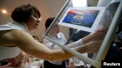 Украина -- Референдумдан кийинки добуш саноо алдында. Донецк, 11-май, 2014