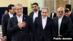 مسعود پزشکیان (نفر اول از چپ) همراه با عباس عراقچی