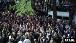 На акции протеста люди могут выйти на площадь перед зданием правительства: сегодня среди руководителей республики уже не осталось таких, кто пользовался бы доверием народа