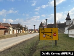 După închiderea podului peste Olt, în localitatea Cincșor, drumul între Cincu și Voila a fost deviat, pe la barajul din apropiere.