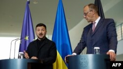 Украинският президент Володимир Зеленски (вляво) и германският канцлер Фридрих Мерц дават съвместна пресконференция в Берлин, 28 май 2025 г.