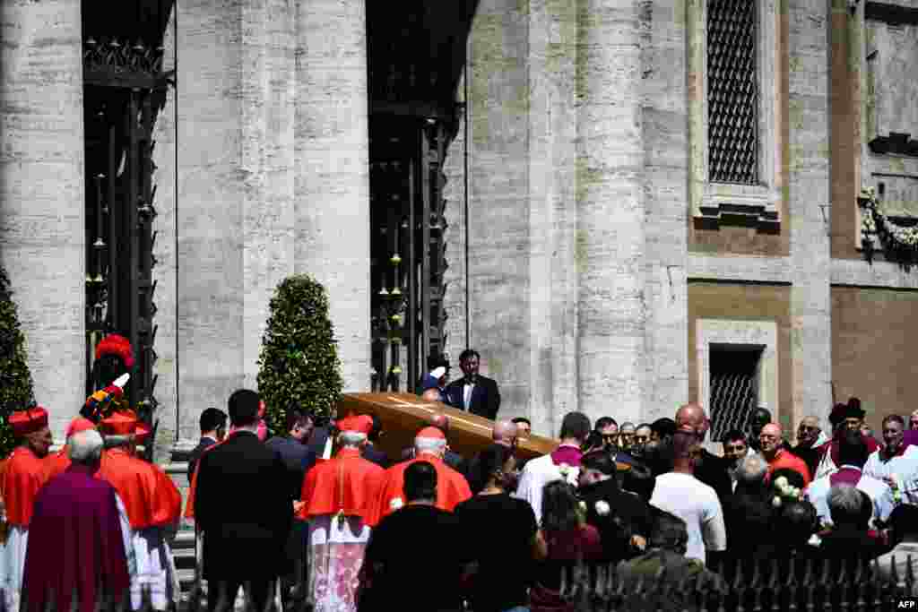 Papa Franjo sahranjen je u rimskoj bacilici Svete Marije Velike (Santa Maria Maggiore).