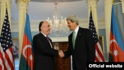 Встреча госсекретаря США Джона Керри (справа) с министром иностранных дел Азербайджана Эльмаром Мамедъяровым, Вашингтон, 3 июня 2013 г.  