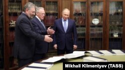 Ռուսաստանի նախագահ Վլադիմիր Պուտինին ներկայացնում են Ռուսական մեծ հանրագիտարանի հրատարակությունը, դեկտեմբեր, 2017թ․