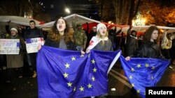 Прихильники опозиційних партій Грузії несуть прапори Європейського Союзу під час мітингу на знак протесту проти рішення уряду призупинити переговори про вступ до Європейського Союзу, Тбілісі, Грузія, 13 грудня 2024 року