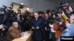 Armenia - Prime Minister Hovik Abrahamian prepares to vote in a constitutional referendum, Yerevan, 6Dec2015.