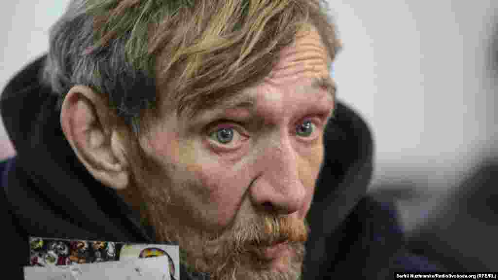 Валерій, 57 років, має 2 дорослих дітей, але довго не спілкувався з ними. Живе з друзями на сходах або дахах будинків і харчується там, де може знайти безкоштовну їжу для безпритульних 