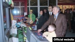 Қазақстан президенті Нұрсұлтан Назарбаев әйелі Сара және Айсұлтанмен (оң жақта) ойын-сауық паркінің ашылу салтанатында жүр.  Алматы, 1997 жыл. Сурет президенттің Instagram парақшасынан алынды.