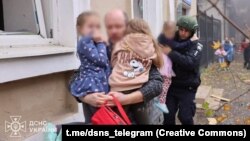 Рятувальники евакуюють дітей із дитсадка, по якому вдарили дроном російські військові, Харків, 22 жовтня 2025 року