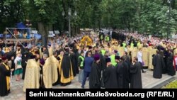 Лише незначна частина учасників урочистостей має на обличчях захисні маски