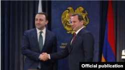 Министр обороны Армении Давид Тоноян (справа) и министр обороны Грузии Ираклий Гарибашвили, Ереван, 27 февраля 2020 г.