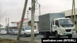 Hoja Ahmet Ýasawy köçesiniň demir ýol geçelgesiniň golaýyndaky gatnaw.