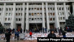 Здание «Белого дома» после ночи погромов, 6 октября 2020 г.