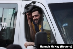 Освобождённые заложники, братья Гали и Зив Берман, прибыли в медицинский центр в Рамат-Гане, Израиль, 13 октября 2025 года