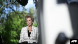Ministra americană a Educației, Linda McMahon, vorbind unei televiziuni în grădina Casei Albe, pe fundalul confruntării între administrația Trump și Universitatea Harvard, pe 16 aprilie 2025