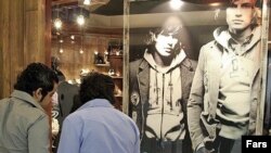 ورود انبوه كالاهاى مصرفى به بازار ایران همچنان ادامه دارد.(عکس: فارس)