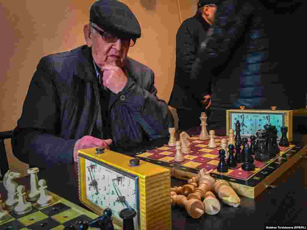 Ушул тапта Кыргызстанда майыптыгы бар 196 400 ашуун адам катталган. Анын ичинен 30 миңден ашууну жашы 18ге толо электер. Майыптыгы бар адамдарга ай сайын 3000 сомдон 6000 сомго чейинки жөлөк пул төлөнөт.&nbsp;