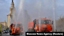 ماشین‌های حامل مواد ضدعفونی در حال سمپاشی خیابانی در مسکو