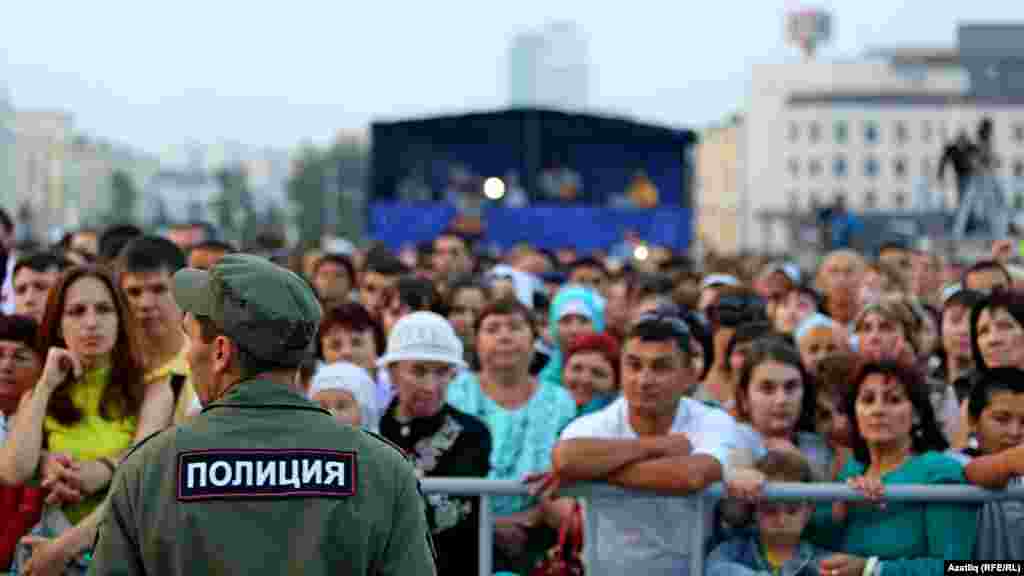 Камал театры каршындагы халык