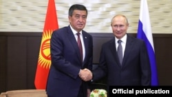 Сооронбай Жээнбеков и Владимир Путин. Архивное фото.