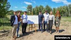 Җитәкчеләр Камал театры бинасы өчен урын сайлаганда фотога төшкән урын