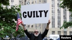 Демонстрація біля будівлі суду в Нью-Йорку, 30 травня 2024 року