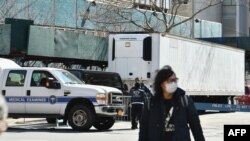  استفاده از کانتینرهای یخچال‌دار به عنوان سردخانه برای قربانیان ویروس کرونا در بیمارستان بلویو در شهر نیویورک 