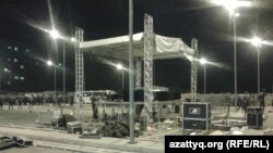 Қайрат Нұртас та қатысқан концерттен соң "Прайм Плаза" сауда орталығының аумағындағы бүлінген сахна. Алматы, 31 тамыз 2013 жыл.    