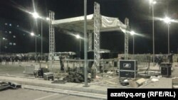 Сцена в центре «Прайм Плаза»  после срыва концерта Кайрата Нуртаса и погрома. Алматы, 31 августа 2013 года.