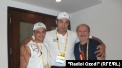 Андрей Абдувалиев (дар байн).