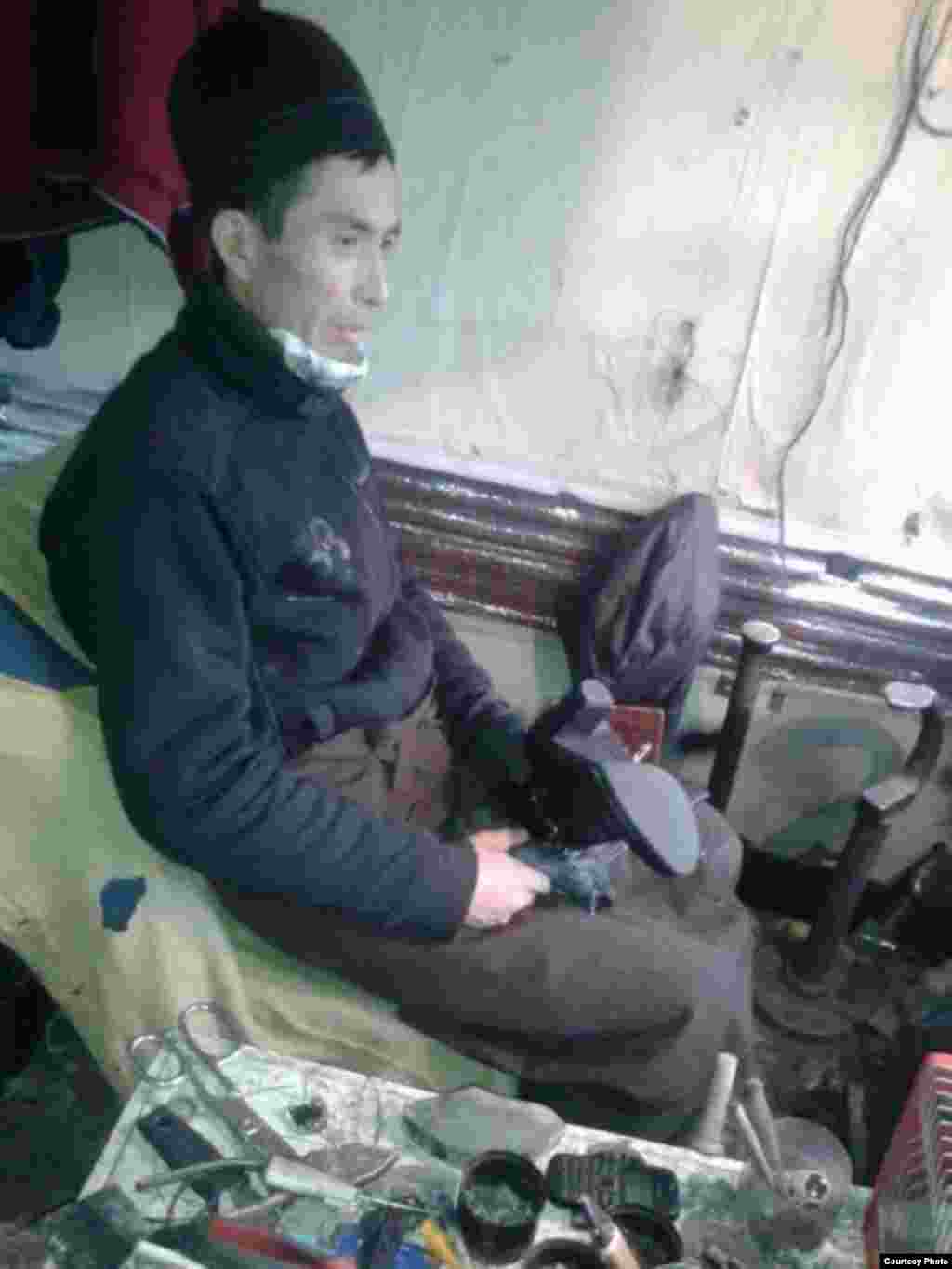 Өтүкчү. 45 жаштагы Замир бул кесипти 10 жылдан ашуун аркалайт. Эки баланын атасы күнүгө 800 сом киреше табат. Автор: Таңсулуу.