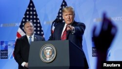 Президент Дональд Трамп жана Мамлекеттик  катчы Майк Помпео Брюсселдеги пресс-конференцияда. 12-июль, 2018-жыл. 