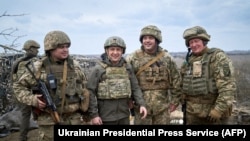 Украина. Президент Владимир Зеленский Мариуполь облусундагы Орусия колдогон жикчилдерге каршы күрөш жүргүзгөн украин фронтунун алдыңкы линиясында. 9-апрель. 2021-жыл. 