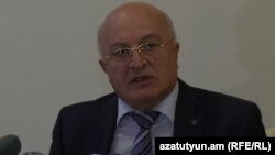 Заместитель председателя Следственного комитета Арам Тамазян во время пресс-конференции, Ереван, 14декабря 2015 г.