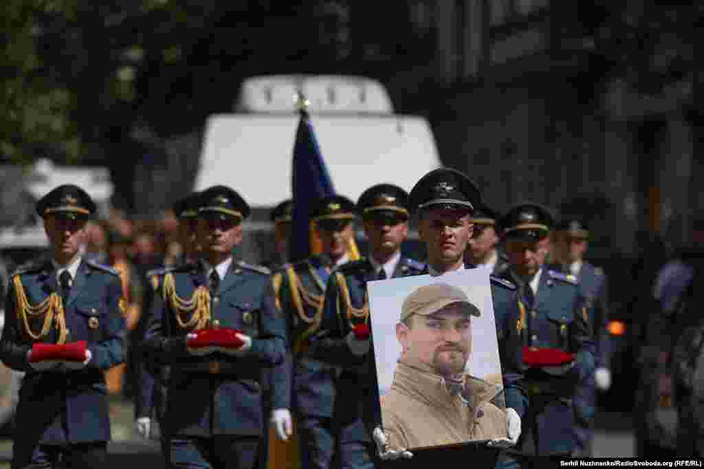 29 червня президент України Володимир Зеленський посмертно присвоїв пілоту Максиму Устименку звання Героя України. Президент підкреслив, що «це був один із найкращих наших пілотів»